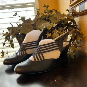 NWT LifeStride Navy Slingback Heel